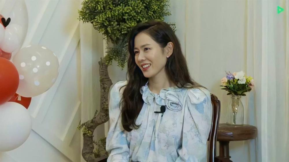 Hyun Bin bộc bạch: Từ lần gặp đầu tiên đã bị sự tinh tế của cô ấy chinh phục, phụ nữ 30+ có thể học ngay 5 cách diện đồ đầy í nhị này từ Son Ye Jin-24