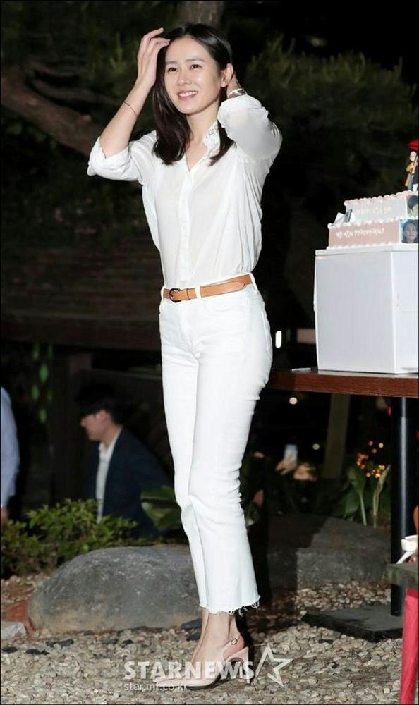 Hyun Bin bộc bạch: Từ lần gặp đầu tiên đã bị sự tinh tế của cô ấy chinh phục, phụ nữ 30+ có thể học ngay 5 cách diện đồ đầy í nhị này từ Son Ye Jin-7