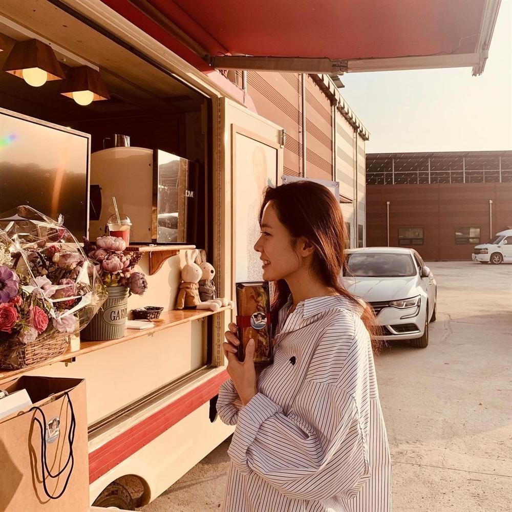 Hyun Bin bộc bạch: Từ lần gặp đầu tiên đã bị sự tinh tế của cô ấy chinh phục, phụ nữ 30+ có thể học ngay 5 cách diện đồ đầy í nhị này từ Son Ye Jin-10