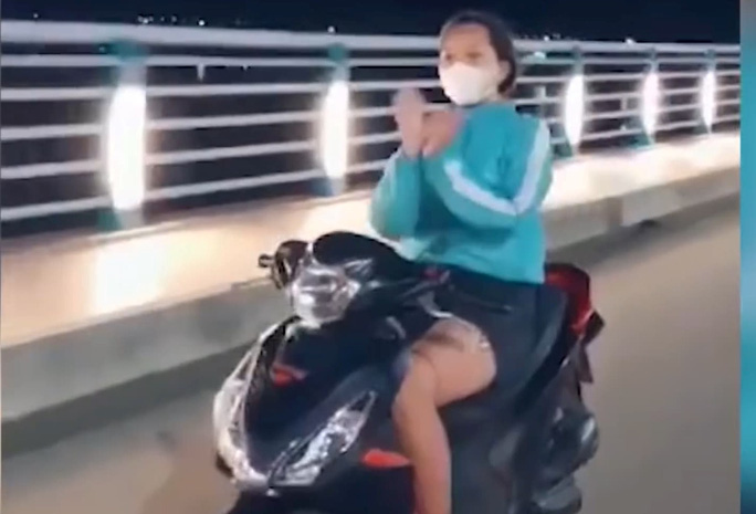 Xác minh cô gái chạy xe máy không đội mũ bảo hiểm, thả 2 tay... múa quạt-1
