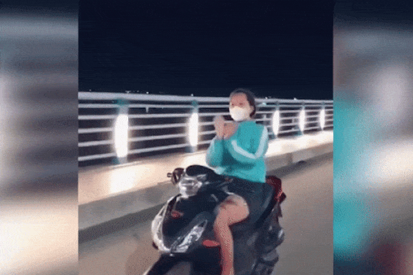 Sốc trước cảnh bố chở con gái trên xe máy không đội mũ bảo hiểm, bé đứng như làm xiếc giữa đường-2