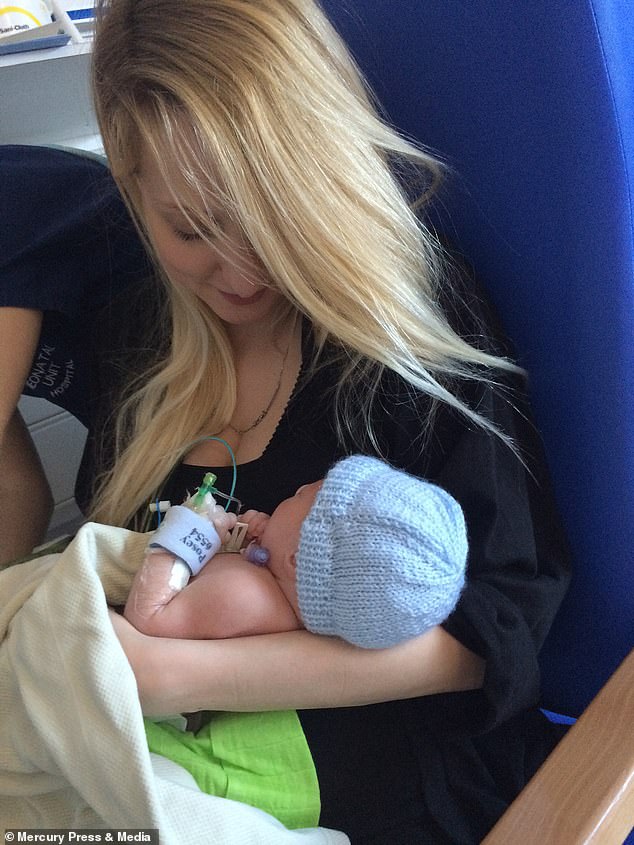 Bất chấp dự đoán chỉ có 5% khả năng sống sót, cậu bé sinh ra với nội tạng nằm ngoài cơ thể đã khiến nhiều người ngỡ ngàng sau 4 năm-2