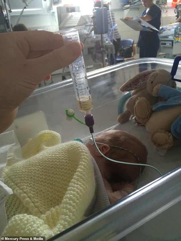 Bất chấp dự đoán chỉ có 5% khả năng sống sót, cậu bé sinh ra với nội tạng nằm ngoài cơ thể đã khiến nhiều người ngỡ ngàng sau 4 năm-5