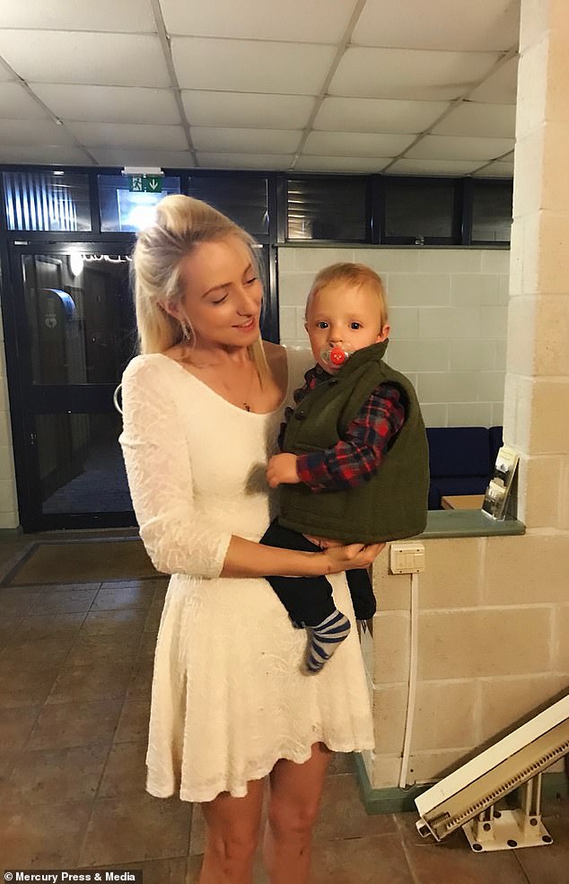 Bất chấp dự đoán chỉ có 5% khả năng sống sót, cậu bé sinh ra với nội tạng nằm ngoài cơ thể đã khiến nhiều người ngỡ ngàng sau 4 năm-6