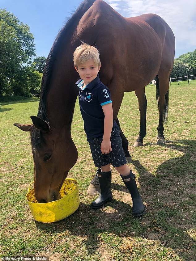 Bất chấp dự đoán chỉ có 5% khả năng sống sót, cậu bé sinh ra với nội tạng nằm ngoài cơ thể đã khiến nhiều người ngỡ ngàng sau 4 năm-10