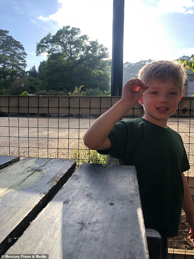 Bất chấp dự đoán chỉ có 5% khả năng sống sót, cậu bé sinh ra với nội tạng nằm ngoài cơ thể đã khiến nhiều người ngỡ ngàng sau 4 năm-11