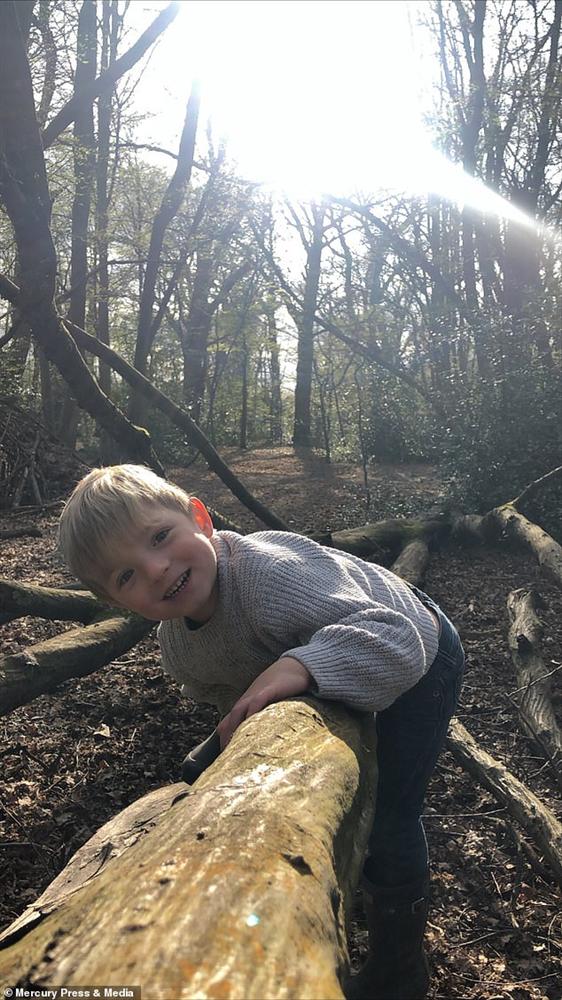 Bất chấp dự đoán chỉ có 5% khả năng sống sót, cậu bé sinh ra với nội tạng nằm ngoài cơ thể đã khiến nhiều người ngỡ ngàng sau 4 năm-12