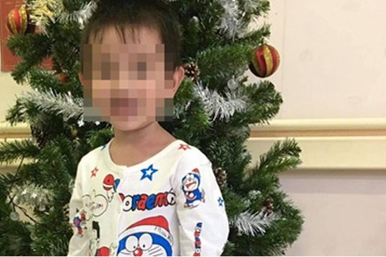 Bé trai 3 tuổi đang chơi bất ngờ bị đột quỵ