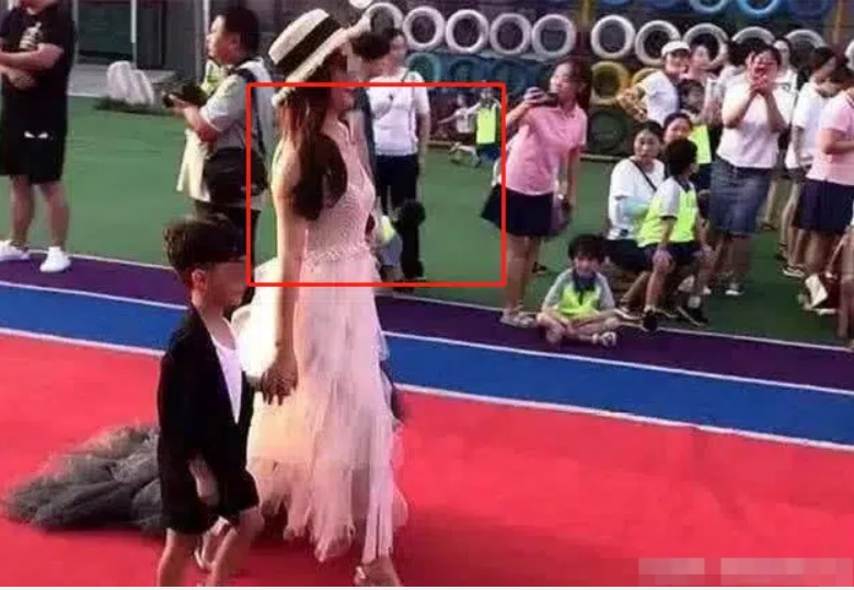 Đi họp phụ huynh cho con trai cuối học kỳ 1, cô giáo nói một câu khiến người mẹ trẻ ngượng chín mặt-1