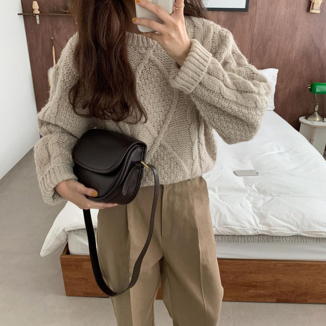 Item được cưng” nhất mùa đông chính là áo len vặn thừng, con gái mix kiểu gì cũng xinh hết chỗ chê-12