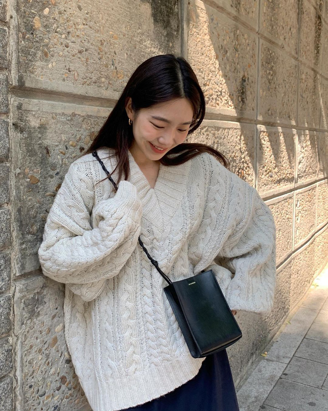 Item được cưng” nhất mùa đông chính là áo len vặn thừng, con gái mix kiểu gì cũng xinh hết chỗ chê-2