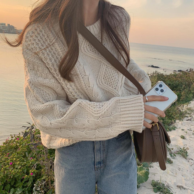 Item được cưng” nhất mùa đông chính là áo len vặn thừng, con gái mix kiểu gì cũng xinh hết chỗ chê-4