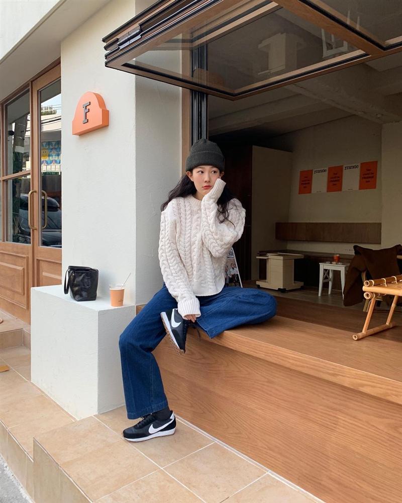 Item được cưng” nhất mùa đông chính là áo len vặn thừng, con gái mix kiểu gì cũng xinh hết chỗ chê-15