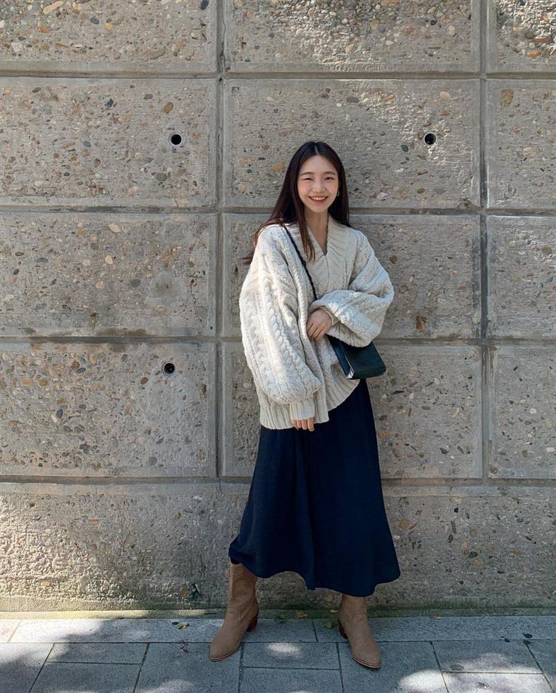 Item được cưng” nhất mùa đông chính là áo len vặn thừng, con gái mix kiểu gì cũng xinh hết chỗ chê-16