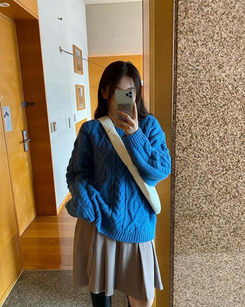 Item được cưng” nhất mùa đông chính là áo len vặn thừng, con gái mix kiểu gì cũng xinh hết chỗ chê-17