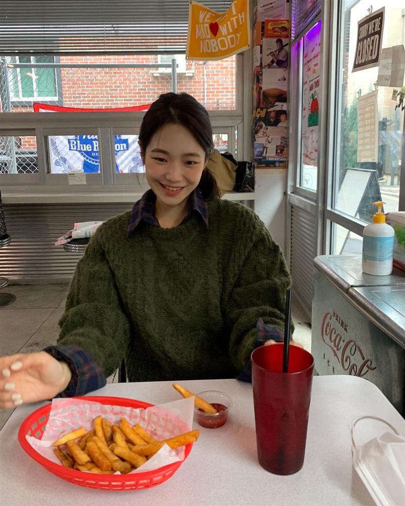 Item được cưng” nhất mùa đông chính là áo len vặn thừng, con gái mix kiểu gì cũng xinh hết chỗ chê-18