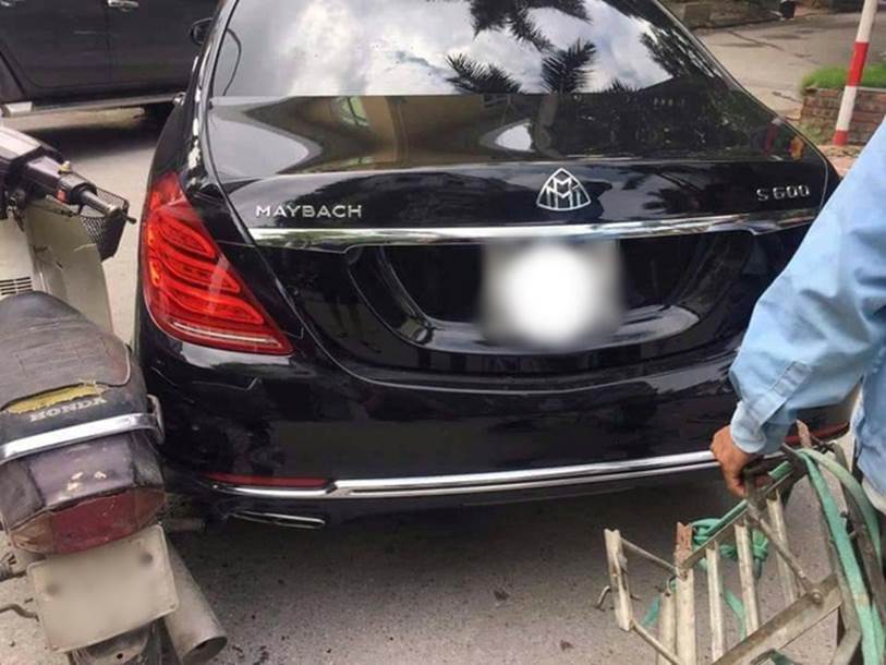 Đụng trúng biệt thự di động giá hơn 10 tỷ, người đàn ông đi xe máy cà tàng vẫn bình thản ngó gầm ô tô xem mình vỡ bao nhiêu mảnh yếm khiến nhiều người bật cười-1