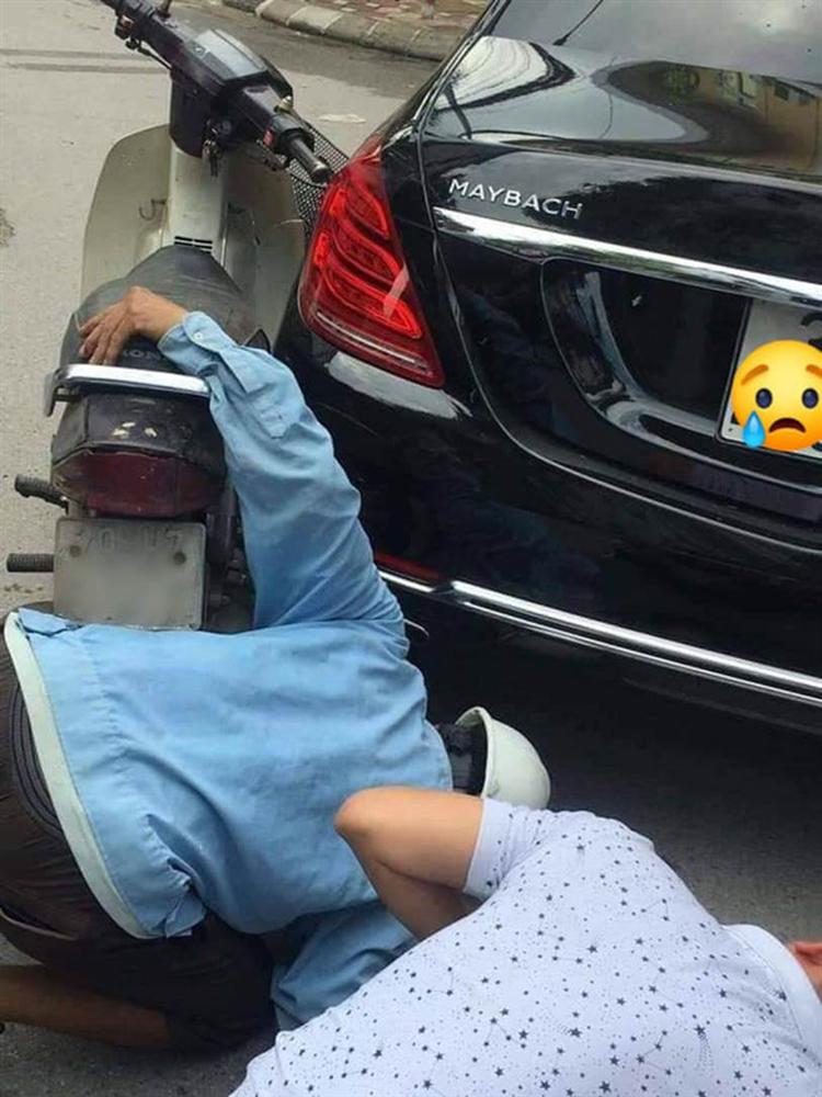 Đụng trúng biệt thự di động giá hơn 10 tỷ, người đàn ông đi xe máy cà tàng vẫn bình thản ngó gầm ô tô xem mình vỡ bao nhiêu mảnh yếm khiến nhiều người bật cười-2