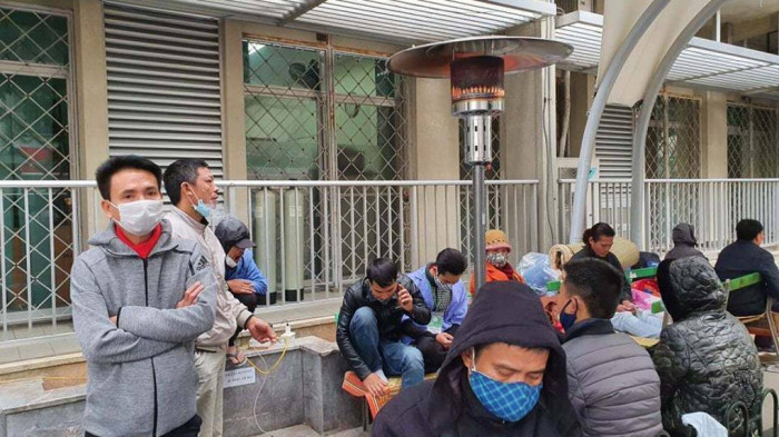 Sắm máy sưởi, vì sao BV Bạch Mai không bật cho người nhà bệnh nhân đỡ rét?-1