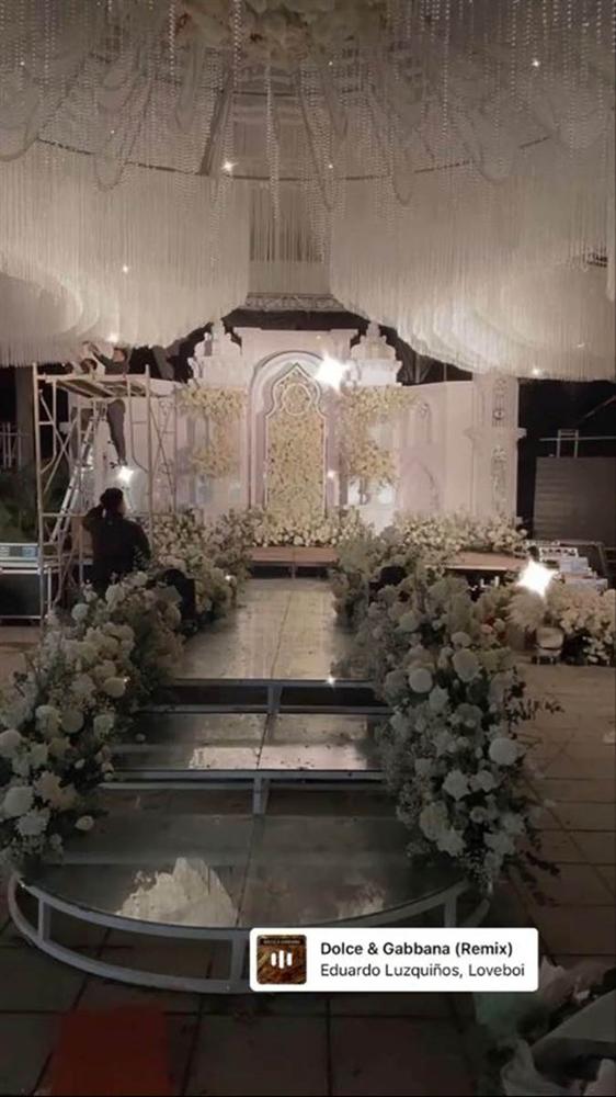 Hình ảnh đầu tiên của đám cưới Tiến Dũng và Khánh Linh ở Bắc Ninh: Toàn bộ trang trí bằng hoa hồng bạch-1