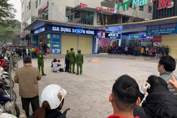 Tai nạn thương tâm: Hai mẹ con ngồi bệt xuống đường, ôm thi thể chồng khóc ngất giữa trời mưa lạnh-2