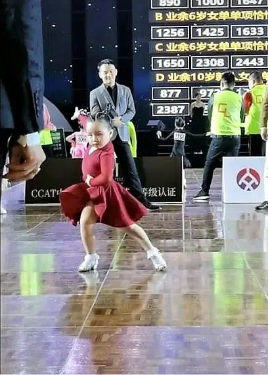 Tìm ra danh tính của bé gái gây sốt với loạt clip thể hiện thần thái chất phát ngất khi nhảy-3