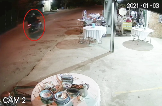 Phẫn nộ: Hai kẻ nhẫn tâm vào đám tang trộm thùng tiền phúng điếu hàng trăm triệu đồng-1