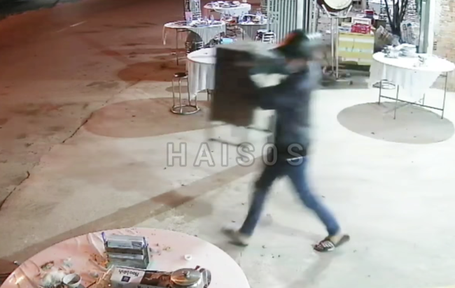 Phẫn nộ: Hai kẻ nhẫn tâm vào đám tang trộm thùng tiền phúng điếu hàng trăm triệu đồng-2