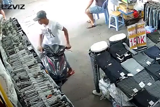 Giả vờ làm nhân viên, người đàn ông lấy cắp xe máy ở TP.HCM