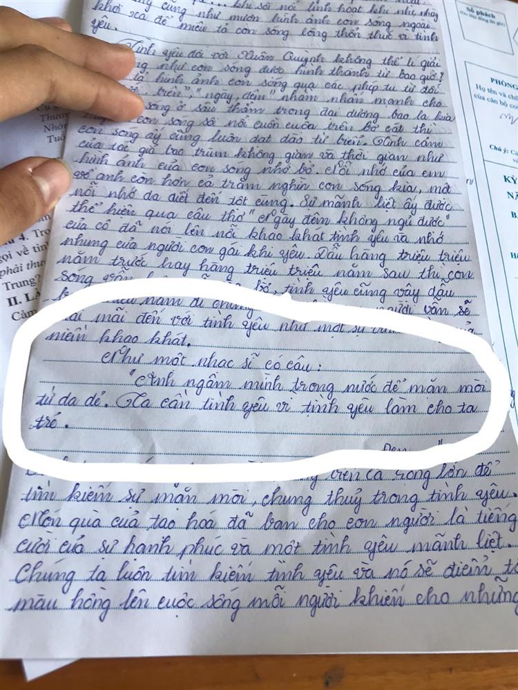 Làm bài kiểm tra Văn cuối kì, sĩ tử vẫn không quên ‘chill’ ngay 2 câu hát mặn mòi khiến dân mạng thả tim rần rần-1
