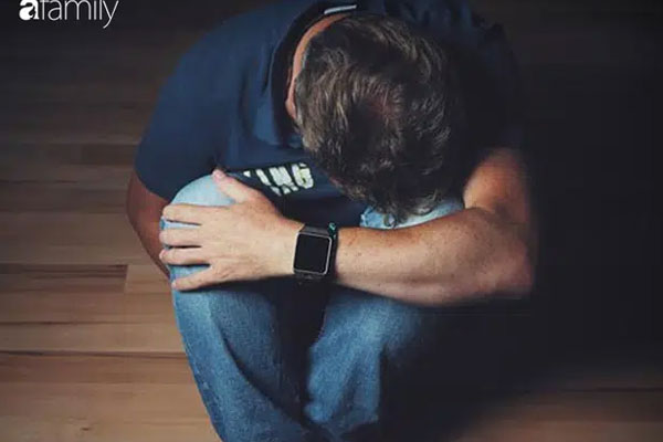 Hà Nội: Đứng tim xem đoạn clip em bé trèo ra khỏi lan can ban công chung cư rồi rơi xuống, hàng xóm la hét hoảng hốt-1