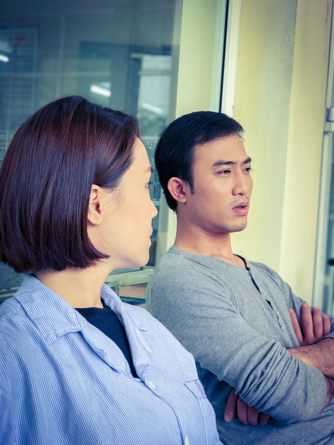 Hướng dương ngược nắng: Hồng Diễm nhập viện vì bị Hồng Đăng phản bội, tuy nhiên lại có trai đẹp ở bên chăm sóc?-2