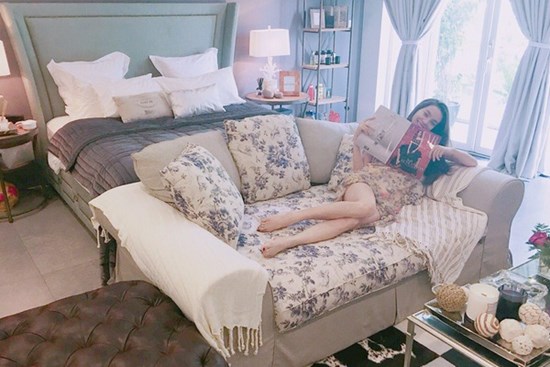 Thăm nhà Hồ Ngọc Hà: Phòng khách rộng thênh có view bể bơi, phòng ngủ sang chảnh nhìn muốn “xỉu ngang”