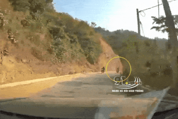 CLIP: Gia đình 3 người lao kinh hoàng vào đầu ô tô, cú văng của người vợ địu con khiến tất cả xót xa