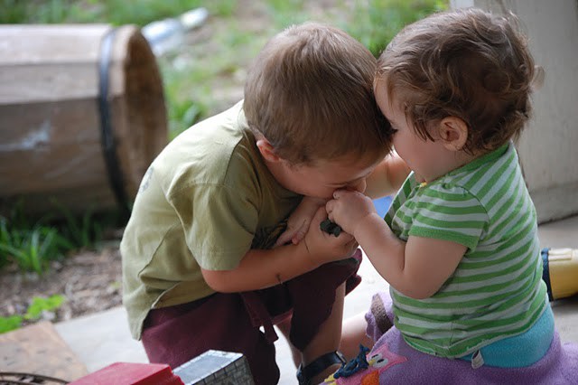 Ngày đầu tiên đi mẫu giáo, con trai trở về với vết cắn trên tay khiến người mẹ xót xa nhưng nguyên nhân thật sự đã làm cô choáng váng-1