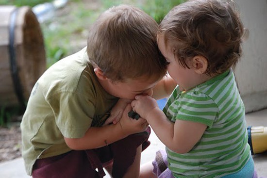 Ngày đầu tiên đi mẫu giáo, con trai trở về với vết cắn trên tay khiến người mẹ xót xa nhưng nguyên nhân thật sự đã làm cô choáng váng