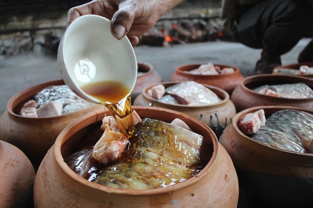 Chuyện lạ làng Vũ Đại: Đeo mặt nạ, thức xuyên đêm canh nồi cá kho bạc triệu-7