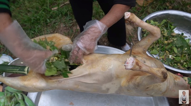 Bà Tân Vlog mở bát năm mới bằng chú dê nướng nguyên con nhưng lại bất ngờ bị soi một chi tiết không nên đưa lên sóng-2