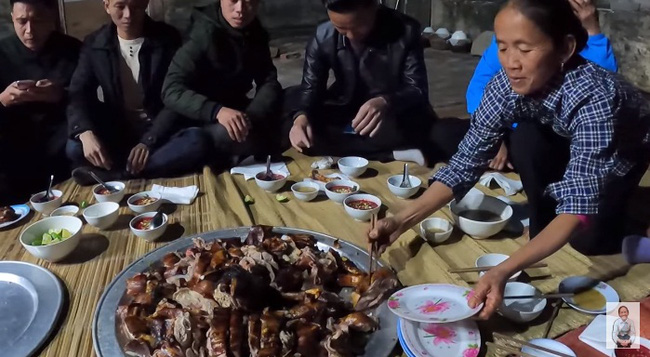 Bà Tân Vlog mở bát năm mới bằng chú dê nướng nguyên con nhưng lại bất ngờ bị soi một chi tiết không nên đưa lên sóng-4