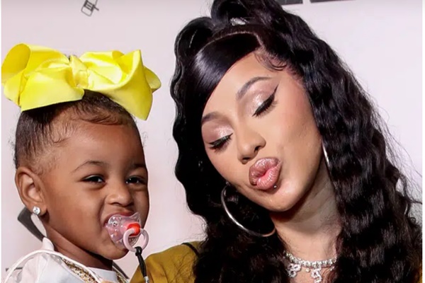 Cardi B phản ứng đáng khen khi con gái lại gần lúc mẹ đang ...
