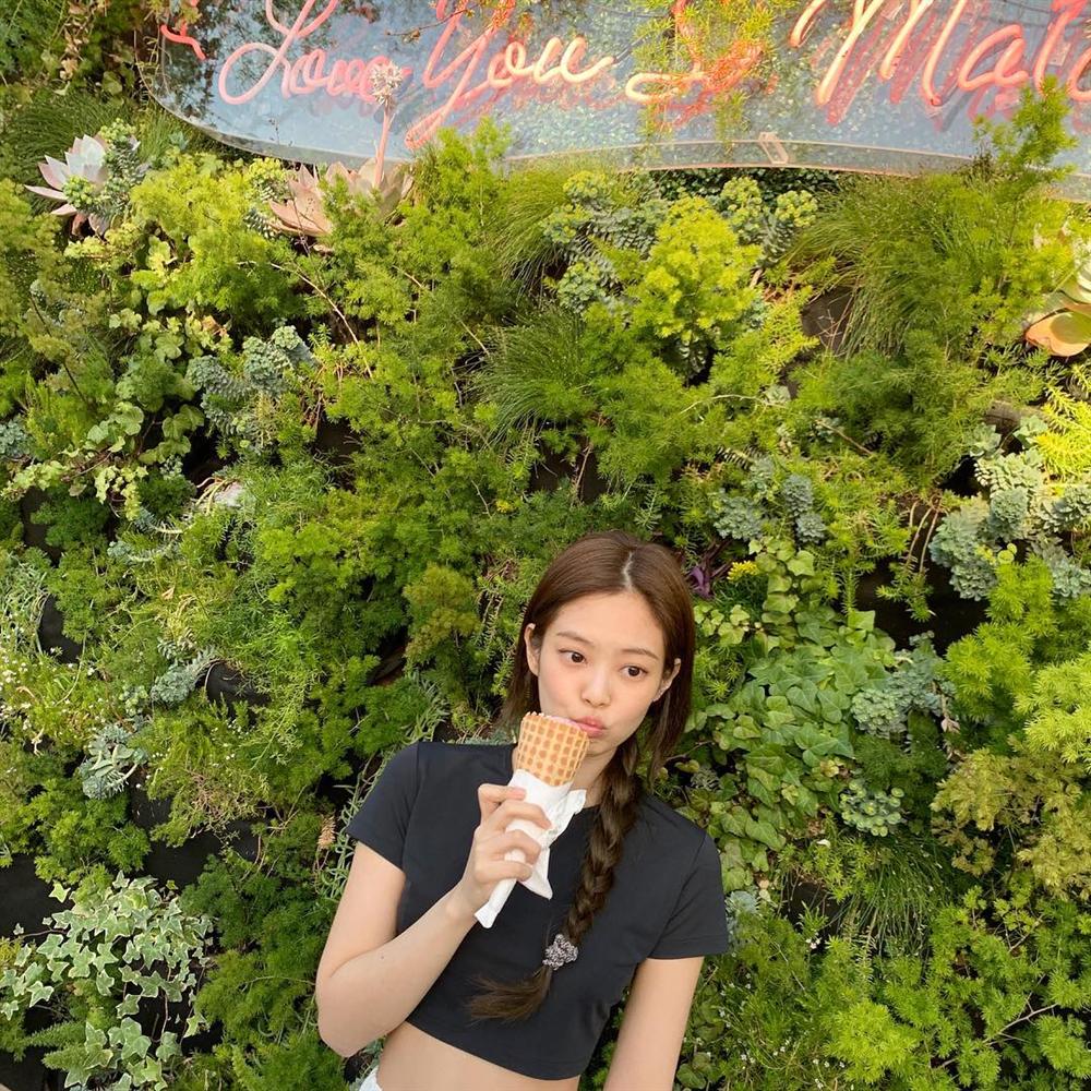 Jennie có 5 kiểu tóc buộc vội nhưng vẫn xinh và sang ngây ngất, hay nhất là chị em nào áp dụng cũng đẹp-13