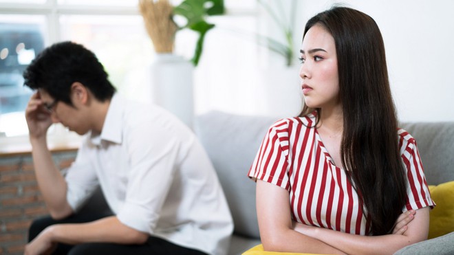 Lột vỏ gối đi giặt thấy thứ bên trong rơi ra tôi mới hiểu vì sao chồng ăn chay trường, cai gần gũi vợ-2