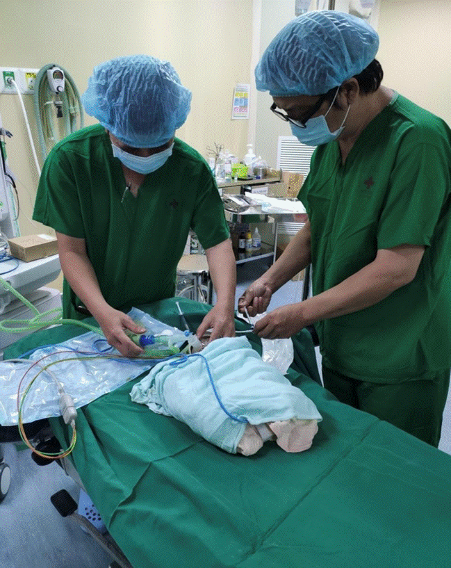 Cứu bé gái ở Kon Tum được sinh thường tại nhà, có toàn bộ ruột... nằm ngoài ổ bụng-1
