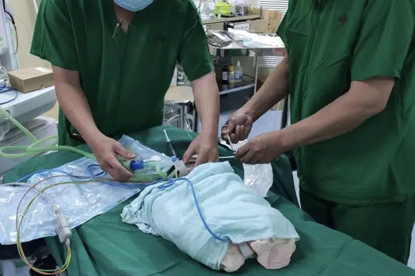 Mang thai đôi và có một thai ngôi ngược, mẹ Sài Gòn vẫn quyết tâm sinh thường không tiêm giảm đau, cảm giác như bị xé thịt sống-7