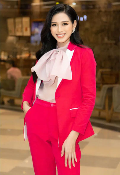 Hoa hậu Đỗ Thị Hà giật spotlight nhờ suits đỏ nổi bần bật, netizen đồng loạt thắc mắc: Ủa sao giống Hà Hồ vậy?-1