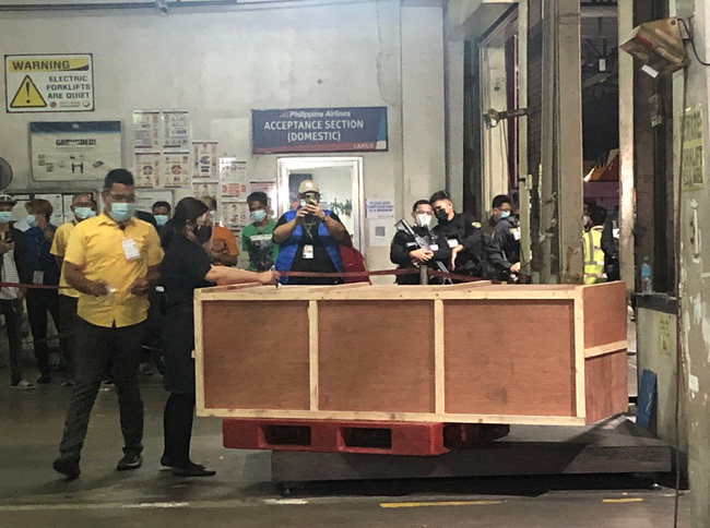 Chuyến bay cuối cùng của Á hậu Philippines: Thi hài nằm trong quan tài lạnh lẽo được đưa về quê nhà, tang lễ riêng tư đẫm nước mắt-1