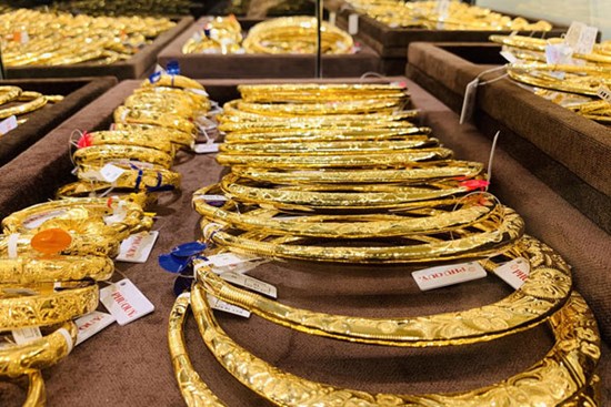 Giá vàng hôm nay 8/1: Nước Mỹ ổn định trở lại, vàng lao dốc