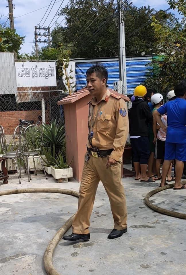 Bức ảnh chiến sĩ CSGT quân phục ướt sũng, lấm lem đất cát thu hút 20.000 like, câu chuyện phía sau mới thực sự gây xúc động-2