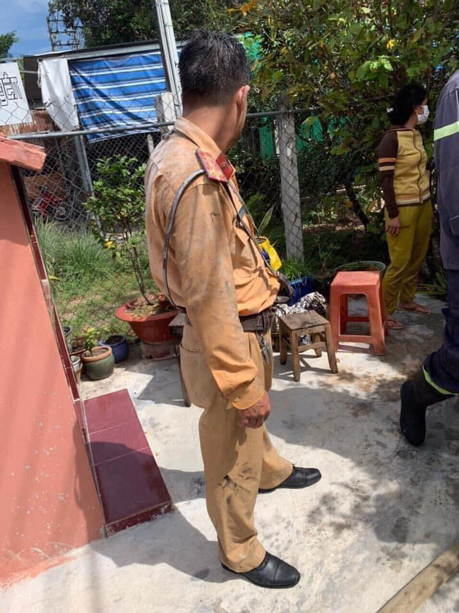 Bức ảnh chiến sĩ CSGT quân phục ướt sũng, lấm lem đất cát thu hút 20.000 like, câu chuyện phía sau mới thực sự gây xúc động-1