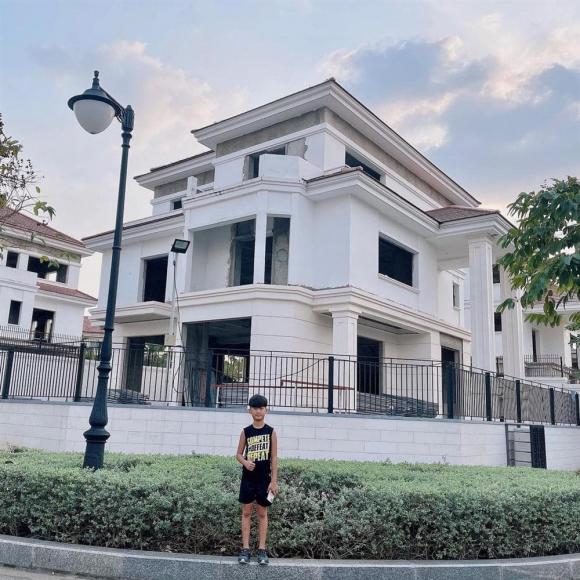Chồng cũ Lệ Quyên hé lộ biệt thự mới và chia sẻ đáng chú ý của con trai-1
